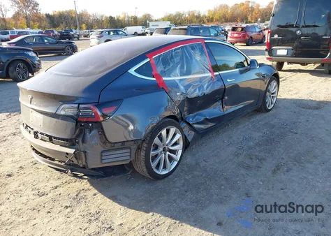 2018 Tesla Model 3 Long Range/Mid Range z USA, uszkodzony, nr VIN 5YJ3E1EA7JF042433